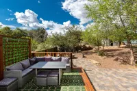 2 miles to downtown Whiskey Row! Cozy Boulder Cabin is family friendly with spa!