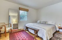 Beautiful Amagansett Home with Pool. Walk to the Bay Beach. Small Dogs Welcome. Hotels in Springs