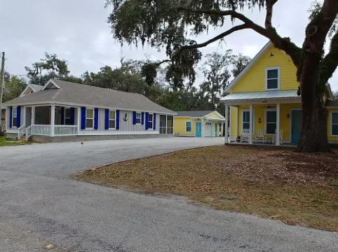 1 mile from Parris Island! Close to beaches, restaurants and shopping.. Sleeps 8
