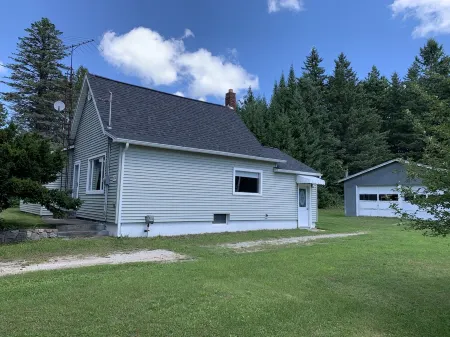 Perfect Up North getaway for groups near lakes, beaches, woods and trails!