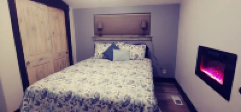 4 Bedroom/3 Bath Upper Level Remodeled Shop, in town, fully loaded for up to 12!