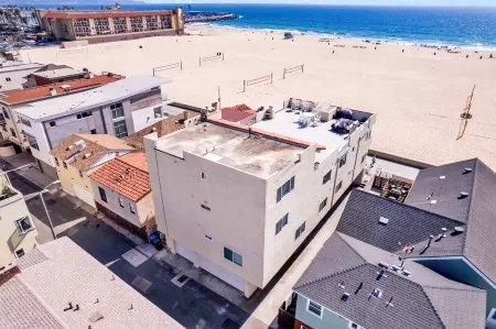 Awesome ON THE STRAND Hermosa Property.  Stay at the last home before Hawaii Отели рядом с достопримечательностью «Hermosa Beach Pier»