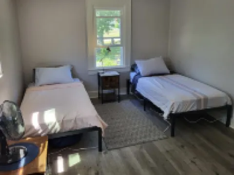 Charming Riverhead home with large outdoor patio & backyard  firepit Hotéis em Riverhead