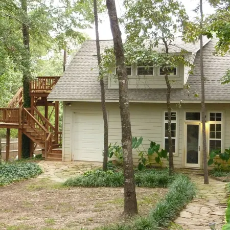 Treehouse: Romantic Hideaway on Private Lake Отели в г. Апшур
