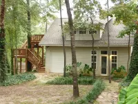Treehouse: Romantic Hideaway on Private Lake