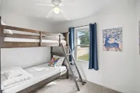 8 min to Ark, Playroom, Sleeps 12 on Quiet Street