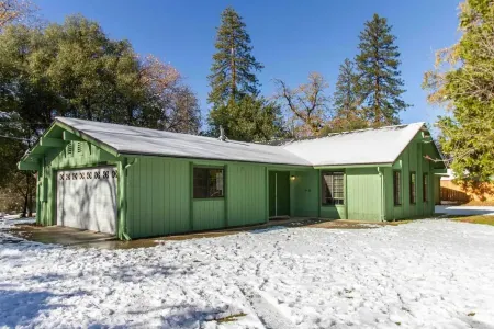 Sugar Pine Cabin 2BD 2BTH - Jacuzzi - KING Beds