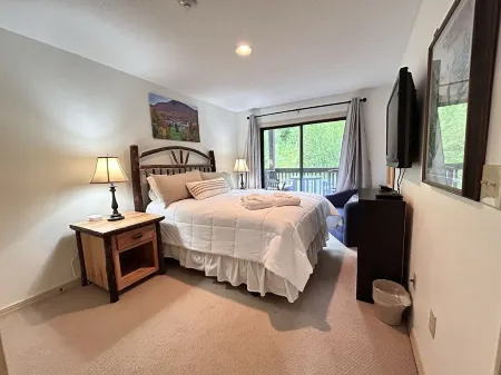 Pico G-203 Ski on/off located at the Base of Pico Mountain Ski Resort. NO Aircon