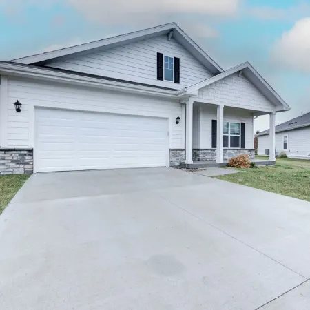New Spacious 4-bedroom house in charming Ankeny with WiFi, AC-Prime Location