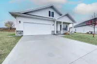 New Spacious 4-bedroom house in charming Ankeny with WiFi, AC-Prime Location - Kitchens