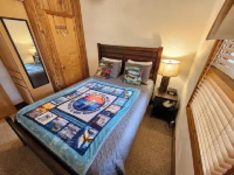 Lake Themed Cabin - Direct Water Access - Free Kayaks