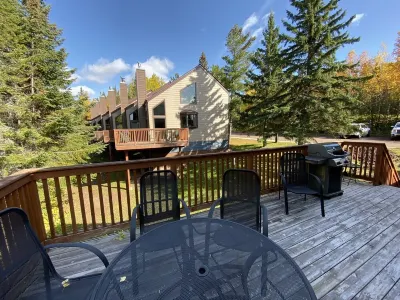 Lutsen Escape - Spacious Deck n' Grill Townhome
