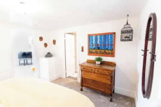 Modern & Private-Outdoor Theatre, A/C, King Bed