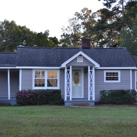 Charming 2-bedroom Cottage with AC and WiFi in Pilot Mountain