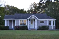 Charming 2-bedroom Cottage with AC and WiFi in Pilot Mountain