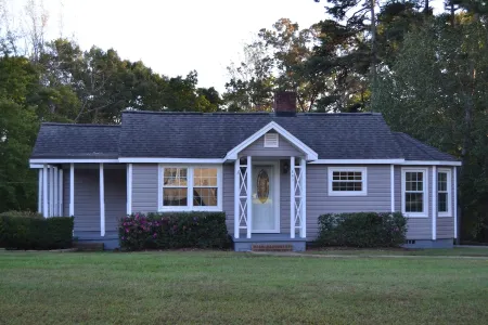 Charming 2-bedroom Cottage with AC and WiFi in Pilot Mountain