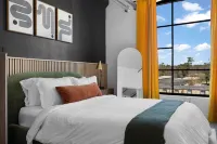 Hot Tubs ~ E-Bikes ~ Dog Friendly ~ Rooftop Terrace  ~ Close to Downtown
