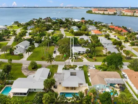 'Cup of Sea' Heated pool house! 5 min walk to the Beach.