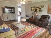 POLLY'S PARADISE...Close to caves and lakes. Luxurious, clean, beautiful! Hotels in Glasgow