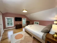 Country Farmhouse with Hot tub, swimming pool & pond on 18 acres