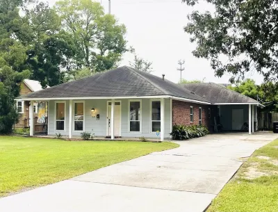 ❤️2.2 MilesToLSU•2 Desks•WasherDryer•AC🤿Pool•FencedYardPatio📺SmartTV❤️ Hotels near Louisiana State University System