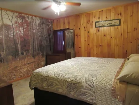 Cozy 2-bedroom cabin in front of the lake!!! Отели в г. Крик