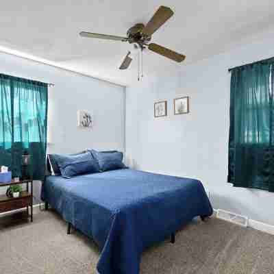 Lovely Updated 2bd house just minutes away from anything the Qc has to offer! Rooms
