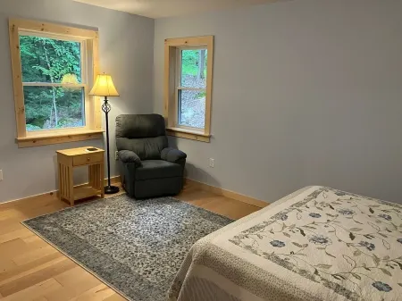 Cozy guest house with beach rights on quiet Highland Lake