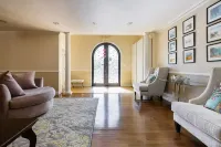 🌴Spacious & Private 5Bdr Private Retreat-Saltwater Pool/Spa, Outdoor Kitchen🌴 Hotels in Tarzana