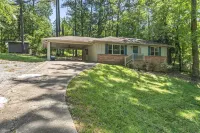 Serene Lake Lanier cottage with Fire Pit King Bed Bunk Bed Queen Bed Hotels near Downtown Buford
