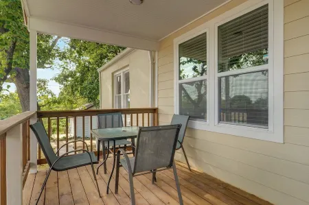 The Bear Den: Rehabbed Home Near the Branson Landing Отели рядом с достопримечательностью «The SKY Deck at Parakeet Pete's Waterfront Zipline»