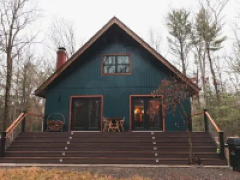 Modern Chalet with Hot Tub & Fire Pit at Lake Wallenpaupack 帕爾邁拉酒店
