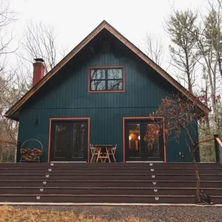 Modern Chalet with Hot Tub & Fire Pit at Lake Wallenpaupack