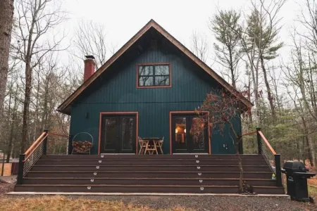 Modern Chalet with Hot Tub & Fire Pit at Lake Wallenpaupack