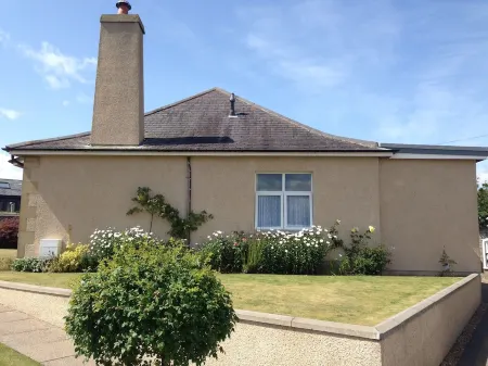 Licence No: MO-00672-F  Stb  Large Property & Garden, Sleeps 8. Free WiFi Отели в г. Элгин