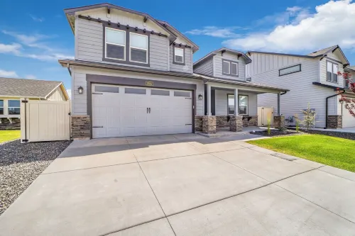 New 2 level Twin Falls Home, 2 masters!