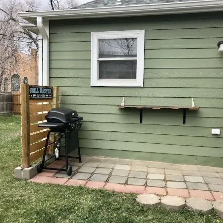 Charming Centennial Cottage-Downtown!