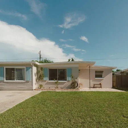 Boutique Largo Bungalow: Just mins to Gulf beaches! Beach gear provided!
