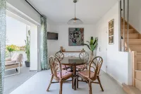 Apartment near the Madrague harbor. Sublime sea view Hotels in Giens