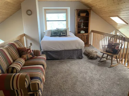 Enjoy the hot tub under the stars and ponderosa pines!