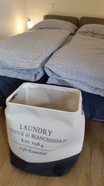 Sea view, freshly renovated, sun balcony, right by the sea and close to town, WiFi