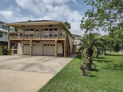 The Kemah house is on the Bay side of 146,  ½ mile up Kipp Ave to the Boardwalk Hotels near Cherry's Designs