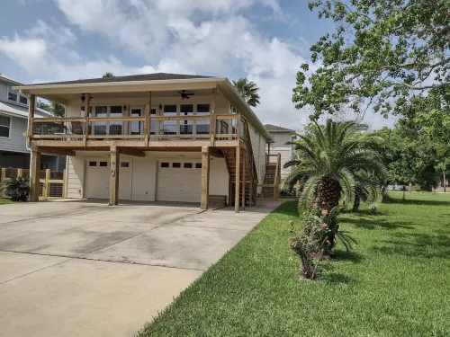 The Kemah house is on the Bay side of 146,  ½ mile up Kipp Ave to the Boardwalk