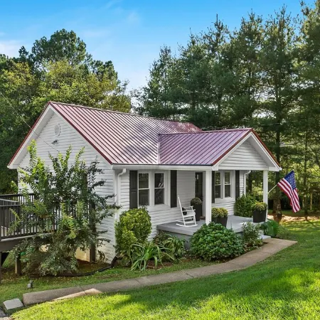 Newly Renovated Charming Little Leiper's Cottage
