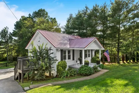 Newly Renovated Charming Little Leiper's Cottage