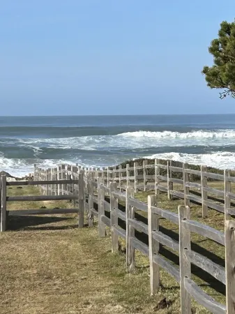 Cottage by the Sea Aug. 9-13 Available Отели рядом с достопримечательностью «Яхайк Трейл»