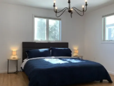 Lakeside Sunrise Cottage with hot tub Hotels in Alburgh