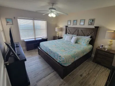 Bobby's oceanfront   2 king suites and bunk beds condo