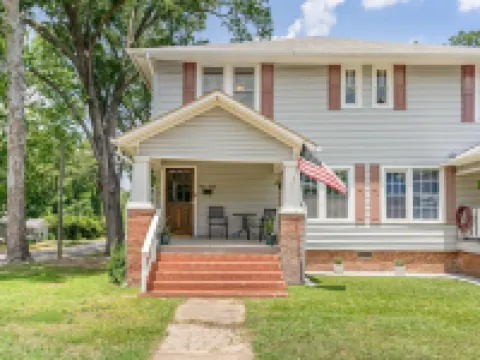 Updated historic 3b1.5b house minutes from old downtown w/ deck & work space Hotels in Lee County