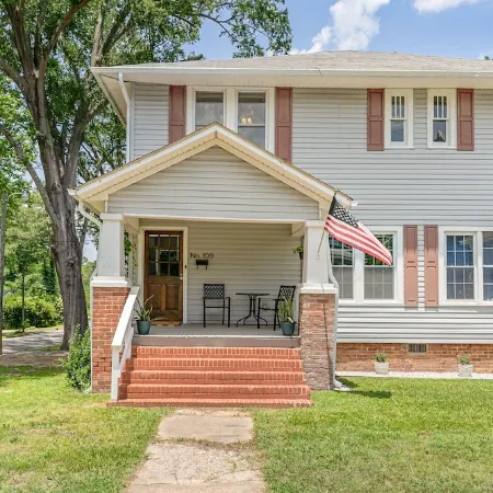 Updated historic 3b1.5b house minutes from old downtown w/ deck & work space